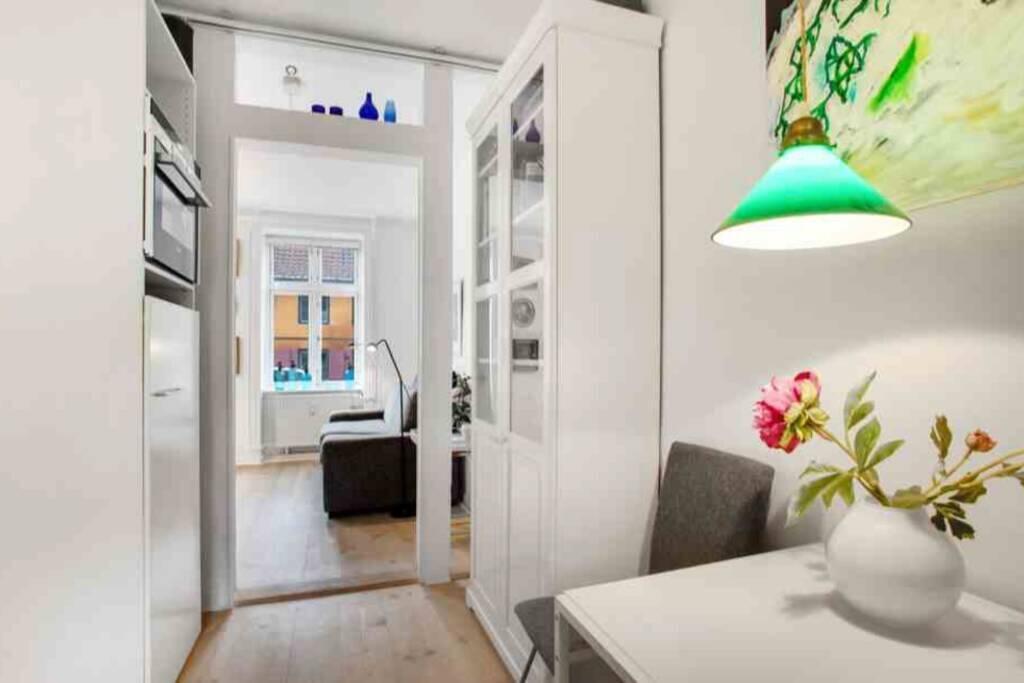 The Heart Of Copenhagen-queen's Neighbor Leilighet